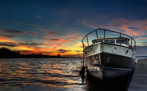 Download wallpaper: Boat and sunset in background 1680x1050