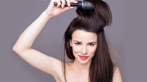 How to Use a Round Hair Brush to Blow-Dry Your Hair Best Hair Brush ...