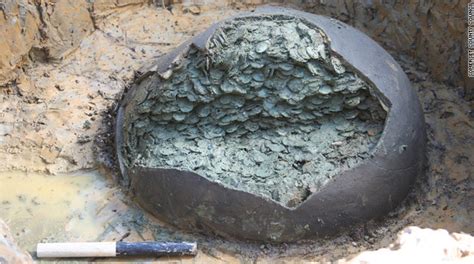 Man with Metal Detector Finds $1 Million in Roman Coins | Roashina