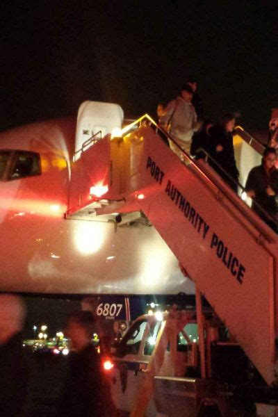 Delta flight to JFK evacuated after receiving bomb threat | KABC7 ...