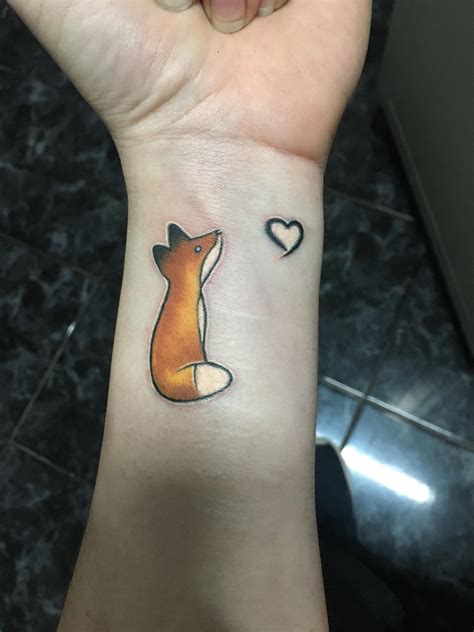 My new little fox tattoo. I’m so happy with the way the colours blended in together! : r ...