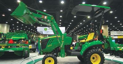 John Deere subcompact mowing tractor | Farm Progress