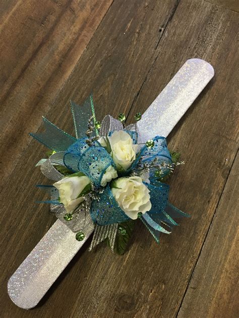 Pin by Shayna Williams on Corsage ideas | Corsage prom, Prom flowers corsage, Diy wrist corsage