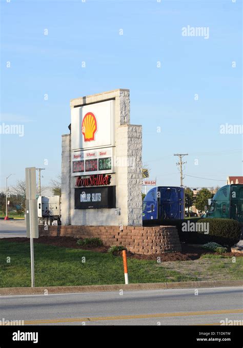 Shell gas station sign Stock Photo - Alamy