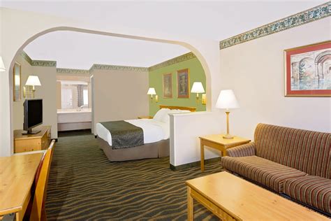 Days Inn & Suites by Wyndham Starkville | Starkville, MS Hotels