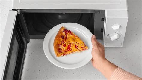 Use A Glass Of Water To Microwave Leftover Pizza And Preserve The Crust ...