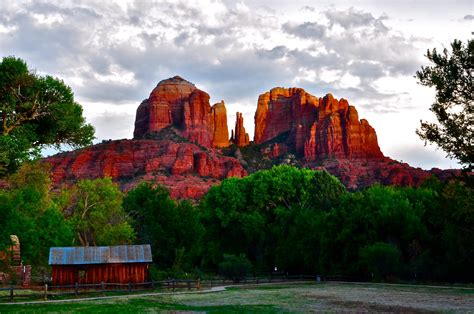 Viva la Voyage: The Serenity of Sedona's Red Rock and Rushing Water