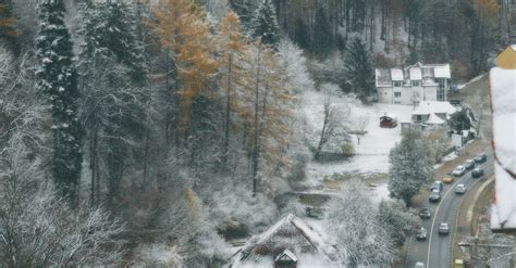 Village in Mountain Valley in Winter · Free Stock Photo