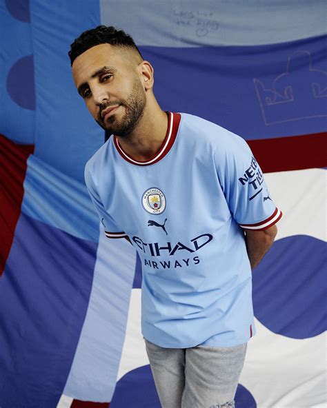 Man City : Mahrez pose avec le maillot 2022-23