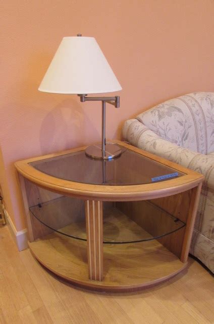 Lot Detail - WEDGE SHAPED SIDE TABLE AND TABLE LAMP