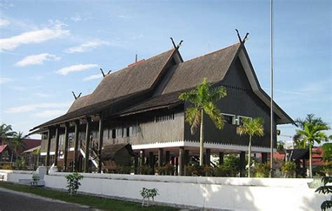 Rumah Adat Kalimantan Tengah (Rumah Betang), Gambar, dan Penjelasannya ...