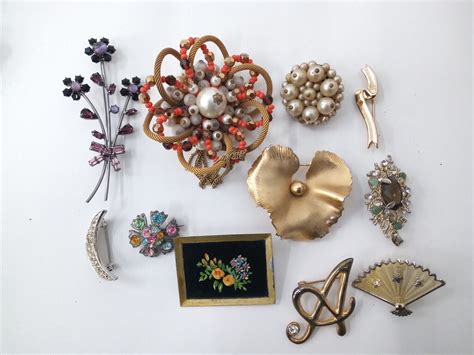 Beautiful Brooch Bundle Qty 35 Variety Of Styles & Designs Floral ...