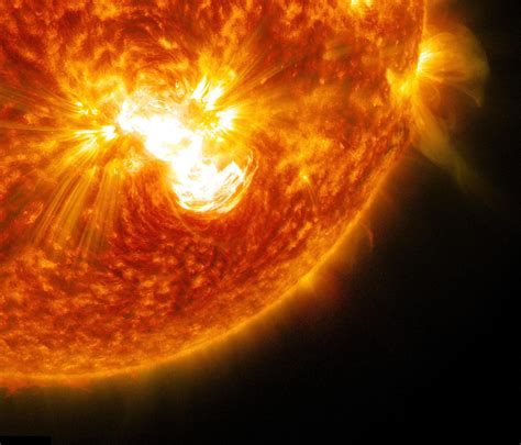 Huge Solar Flare Erupts from Biggest Sunspot in 24 Years (Photos) | Space