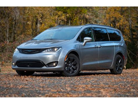 2023 Chrysler Pacifica Hybrid Pictures: | U.S. News