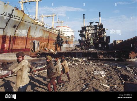 indian workers at alang ship breaking yard gujarat india Stock Photo: 43184332 - Alamy