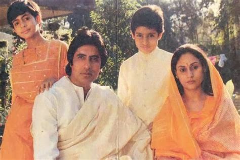 Indianhistorypics: Amitabh and Jaya Bachchan with young Abhishek ...