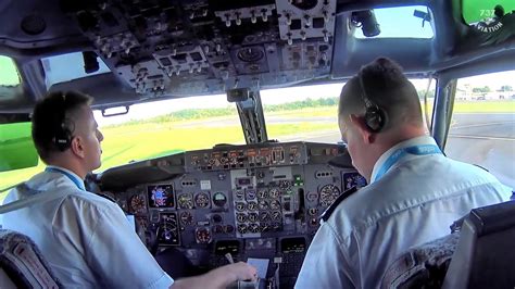 HD - Vintage Boeing 737-400 Cockpit Landing at 60FPS - YouTube