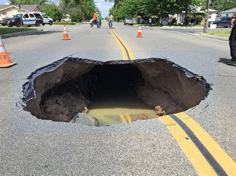 Video shows huge sinkhole open up on street in California | The ...