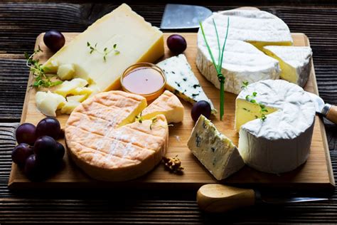 7 Tips for a mouthwatering French cheese board - Snippets of Paris ...