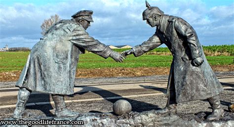 Christmas Day and the Christmas Truce Statue : The Good Life France