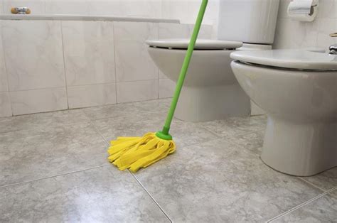 How to Clean Bathroom Tiles Quickly With Natural Products