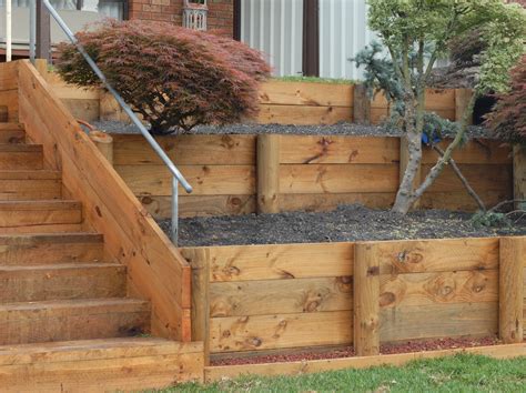 sleepers retaining wall - Google Search | Muro de contención de madera, Muros de jardin ...