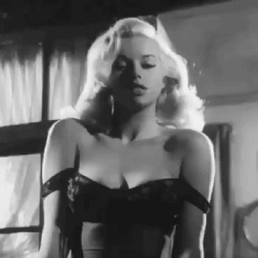 Pin by 𝐵𝒶𝒷𝓎 𝐿𝑜𝓋𝑒💋 on ⒷⓄⓊⒿⒺⒺ in 2023 | Diana dors, Classic hollywood glamour, Hollywood glamour