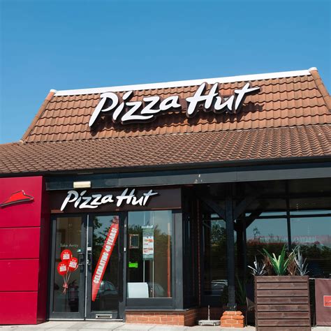 Pizza Hut to close up to 300 locations