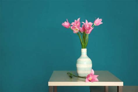 Ваза с красивыми тюльпанами на столе на цветном фоне | Tulip table, Vase, Tulips