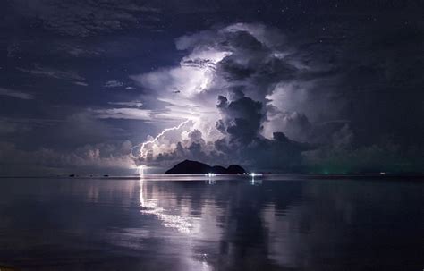 Lightning Storm in the Sea | Lightning storm, Lightning photos, Storm photography