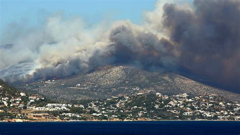 Greece Wildfires Force Thousands to Flee - The New York Times