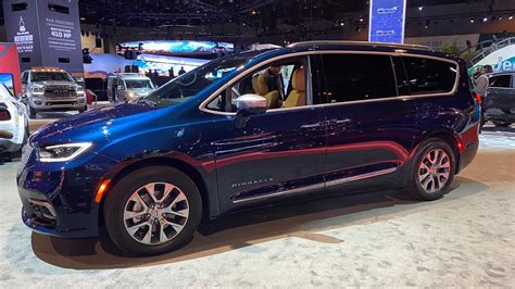 New Chrysler Pacifica Pinnacle Already Offered With $5,000 Discount - 198 Automobile News