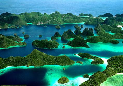 Indonesia-Raja-Ampat-by-David-Doubilet-@-National-Geographic-1 - IndoSurfLife.com