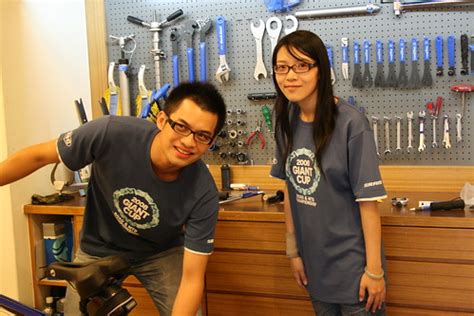 Shuieshe Giant Bike Store staff | Shop staff wrenching on bi… | Flickr