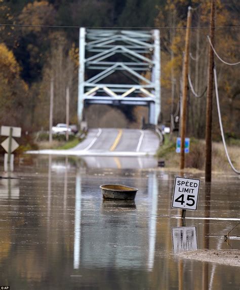 Washington state flooding revealed in dramatic aerial photographs | Daily Mail Online