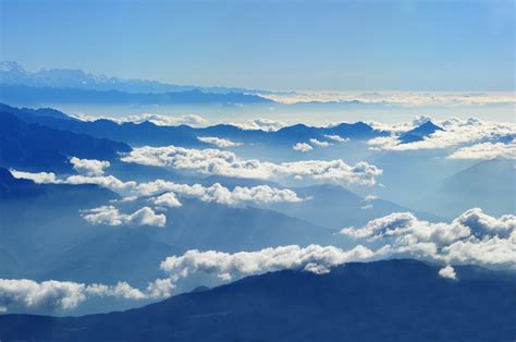 Vista Panorámica De Las Nubes Sobre Las Montañas Contra El Cielo Azul