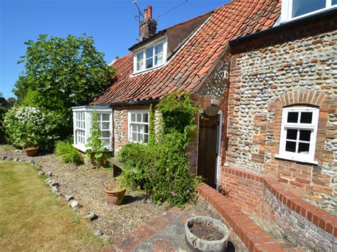 2 Bedroom Cottage in Norfolk - Dog Friendly Holiday Cottage in Wiveton ...