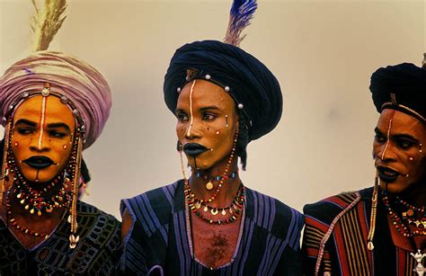 The Male Beauty Contest of the Sahara Desert