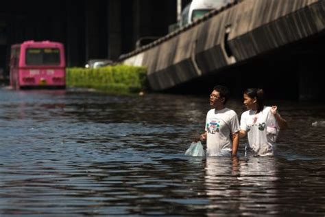 Relief agencies fear disease in flooded Thailand | CNN