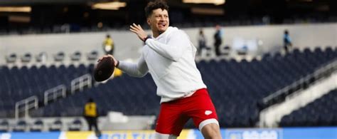 Patrick Mahomes, Travis Kelce Won’t Play in Chiefs’ Season Finale vs ...