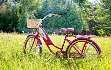 Vintage red bicycle - Online Jigsaw Puzzles