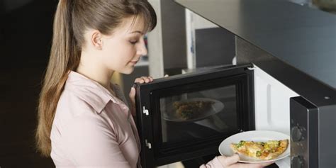 8 mistakes people make when using a microwave