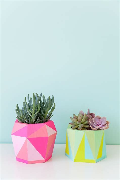 Painted Geometric pots - DIY planters Painted Plant Pots, Painted Flower Pots, Diy Pots, Diy ...
