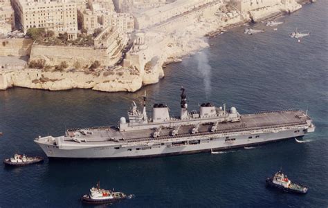 Invincible-class aircraft carrier HMS Illustrious (R06) entering Malta, 1995.[2100 × 1335] : r ...