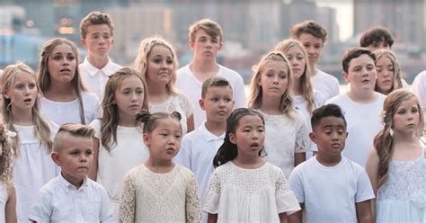 Une chorale d'enfants interprète "See You Again". Une performance sans ...