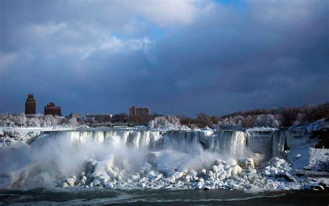 Niagara Falls a winter wonderland for tourists during cold weather