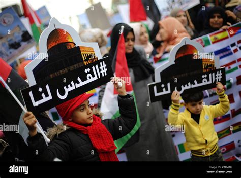 Gaza City, The Gaza Strip, Palestine. 24th Dec, 2017. Palestinian women ...