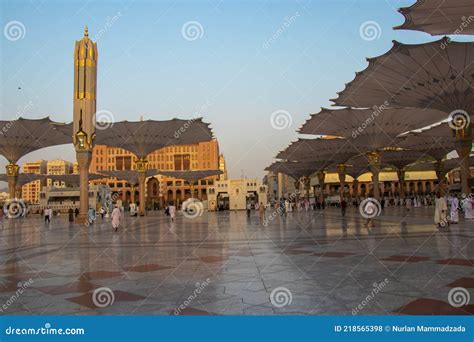 Madinah Al Munawwarah. Exterior View of Nabawi Mosque. Muslim Pilgrims ...