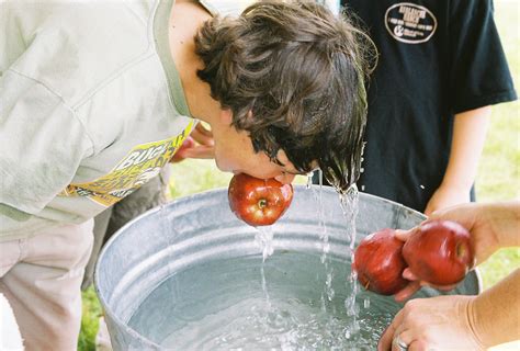 File:Apple bobbing.jpg - Wikimedia Commons