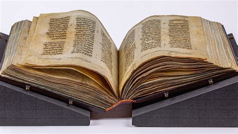 Washington : un musée dévoile une Bible hébraïque vieille de 1 000 ans - The Times of Israël